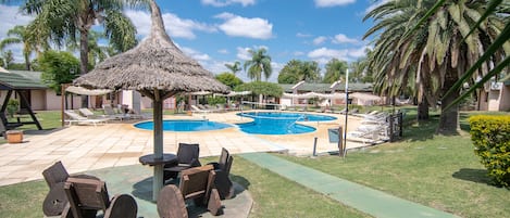 Una piscina techada, 2 piscinas al aire libre