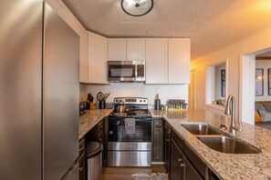 Køleskab, mikrobølgeovn, ovn, kogeplade