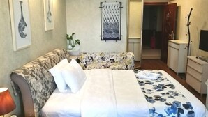 A hotel room with a bed, a sofa, a desk, and a TV. - Shenzhen Life Home Apartment (Shenzhen Huaqiangbei Science Museum Subway Station) (Shenzhen)