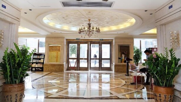 A hotel lobby with a polished marble floor, a central chandelier, and potted plants. - Shenzhen Life Home Apartment (Shenzhen Huaqiangbei Science Museum Subway Station) (Shenzhen)