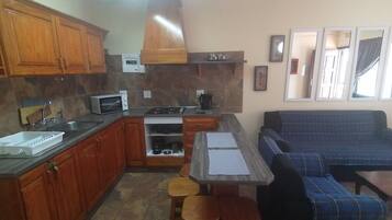 Vila Keluarga | Dapur pribadi | Lemari es besar, microwave, oven, dan kompor