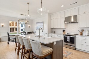 Fridge, microwave, oven, stovetop - Rendezvous At The Shores: Desert Color Lagoon + Beaches (St George)