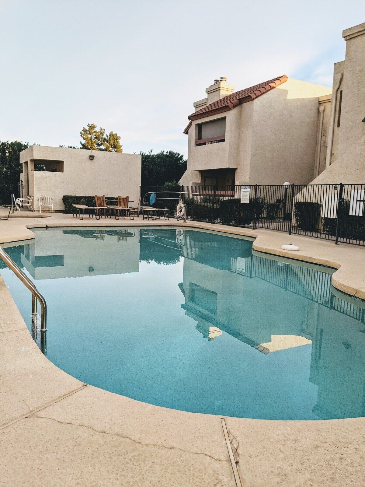 Snug 2BR Condo w/ Pool, Patio, W/D near Old Town