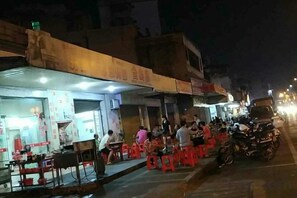 تناول الطعام بالخارج