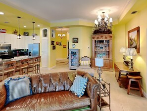 公寓客房, 多張床, 庭院, 泳池景觀 (SW0121) | 起居區 | 40-吋電視,提供數位頻道