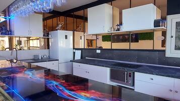 KĂŒhlschrank, Mikrowelle, Wasserkocher mit Kaffee-/Teezubehör, Toaster