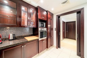 Kylskåp, mikrovågsugn, diskmaskin och brödrost