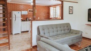 ファミリー ヴィラ | リビング エリア | 42 インチのスマートテレビ (ケーブル放送視聴可)、テレビ、暖炉