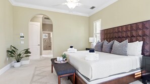 6 makuuhuonetta, työpöytä, silitysrauta/-lauta, vauvan matkasänky