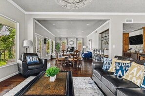 Una Smart TV, videojuegos, un futbolín, un reproductor estéreo