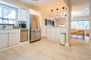 Private kitchen - stylish 3br/2bt bungalow in heart of Miami (North Miami)
