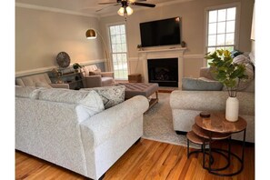 Living area - Family and friends forest getaway close to DT (Arden)