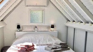 1 bedroom, desk, iron/ironing board, travel cot - Gite Burgundy 71 near le PAL Basilique Cure thermale Rcea (La Motte-Saint-Jean)