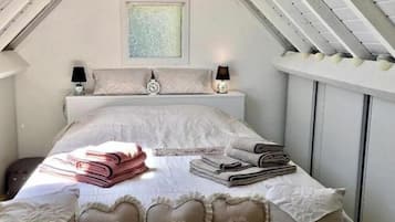 1 chambre, bureau, fer et planche à repasser, lit parapluie