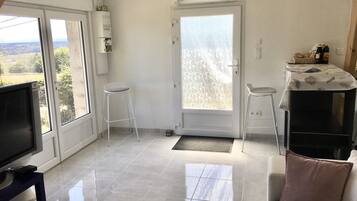 Ducha, secador de pelo, toallas y papel higiénico