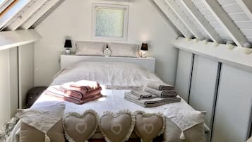 1 slaapkamer, een bureau, een strijkplank/strijkijzer, reisbedje