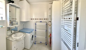 Chuveiro, secador de cabelo, toalhas de banho, papel higiênico