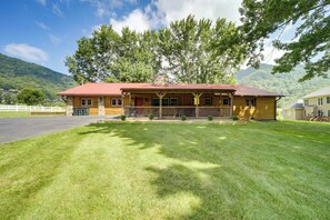 Exterior - 'Campbell Retreat' in Maggie Valley w/ Deck! (Maggie Valley)