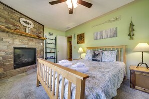 5 bedrooms, iron/ironing board, travel cot, free Internet - 'Campbell Retreat' in Maggie Valley w/ Deck! (Maggie Valley)