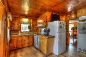 冷蔵庫、電子レンジ、オーブン、コンロ