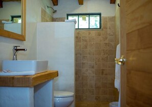 Premium Cabin | Bathroom | Shower, towels - Cabañas La Serenisima (Tapalpa)