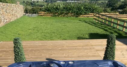 Luxury Cottage, Views of the Lakes With Hot Tub