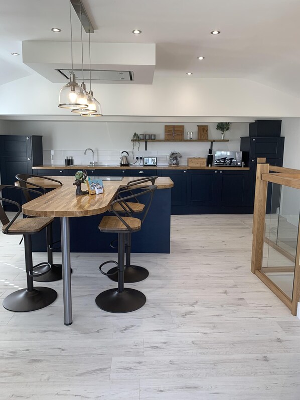 Luxury Cottage, Ensuite, Mountain View | Shared kitchen