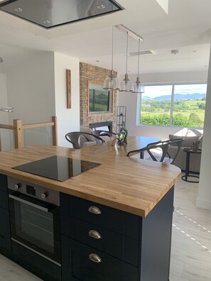 Luxury Cottage, Ensuite, Mountain View | Interior