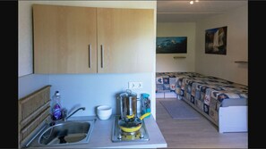 Kühlschrank, Wasserkocher, Kochgeschirr/Geschirr/Besteck