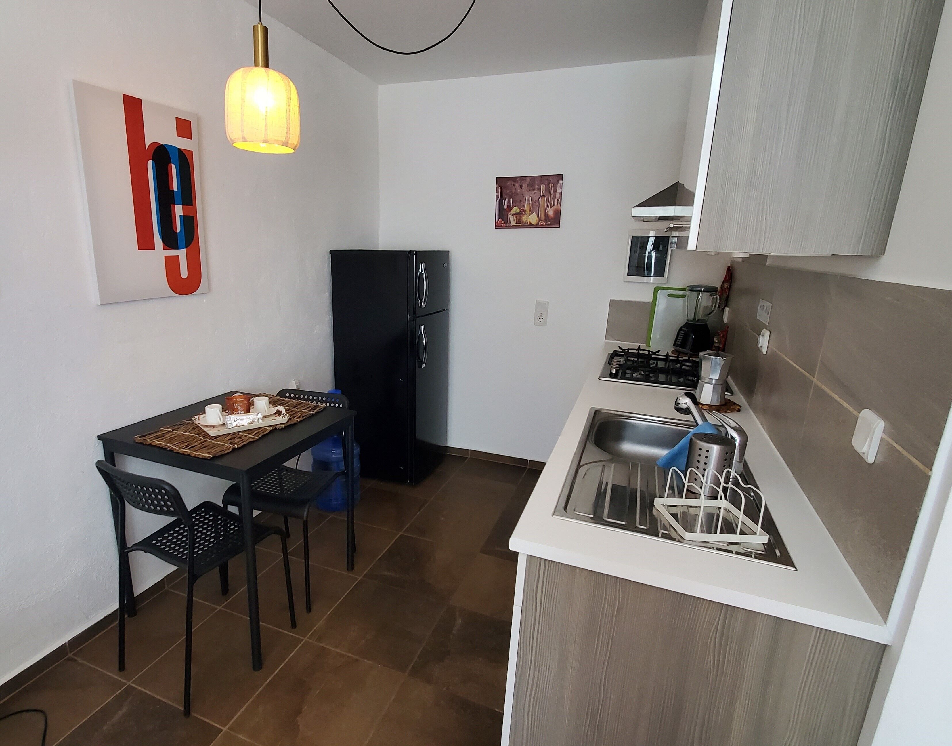 Fridge, oven, stovetop, coffee/tea maker