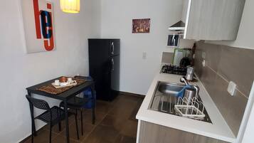 Fridge, oven, stovetop, coffee/tea maker
