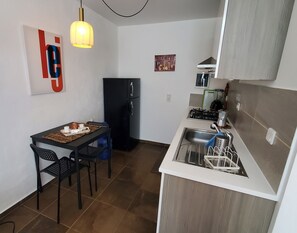 Frigorífico, horno, placa de cocina y cafetera o tetera