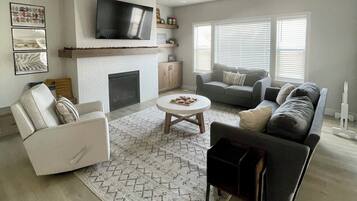 TV connectée, cheminée, table de tennis de table