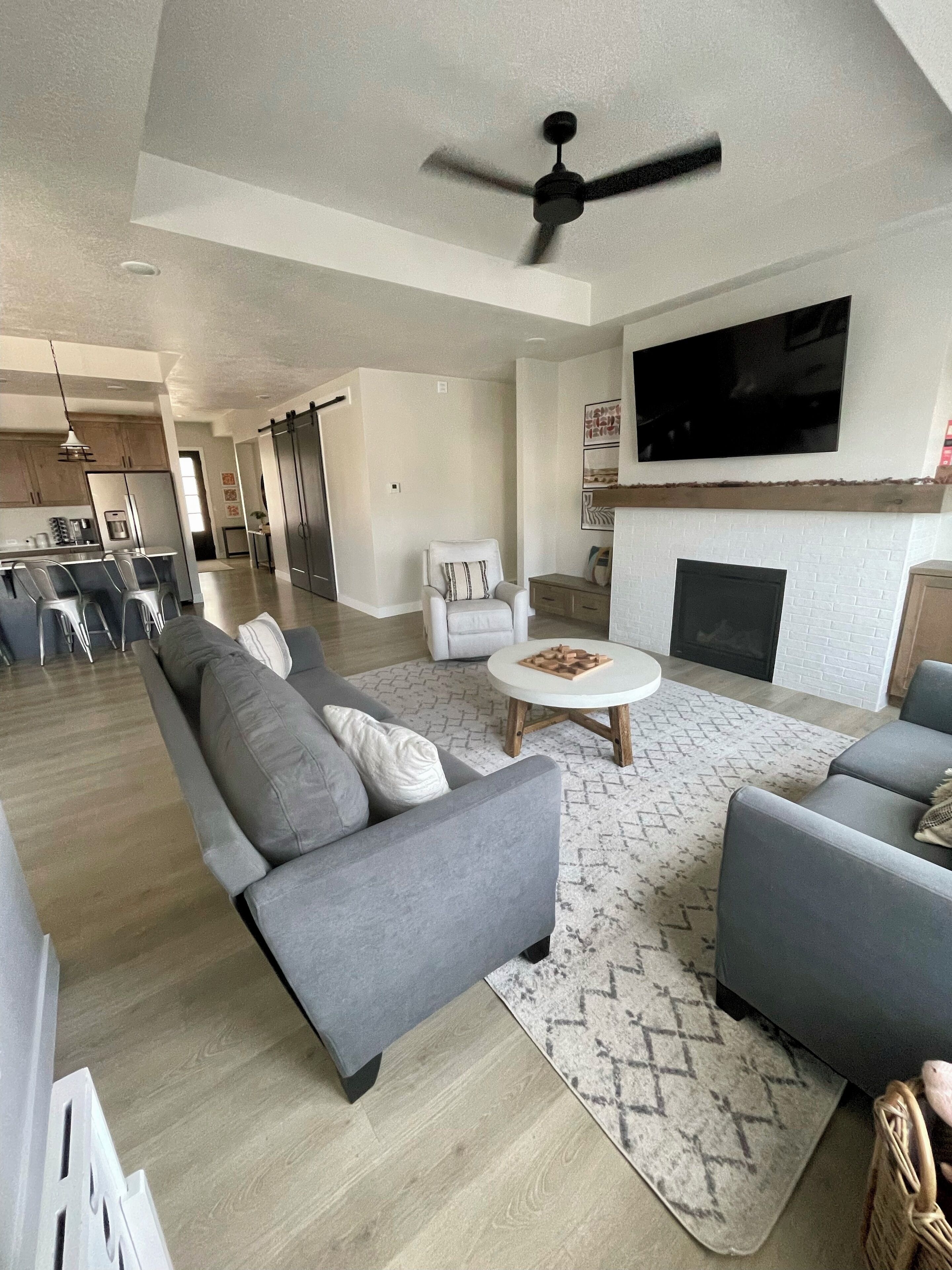 TV connectée, cheminée, table de tennis de table