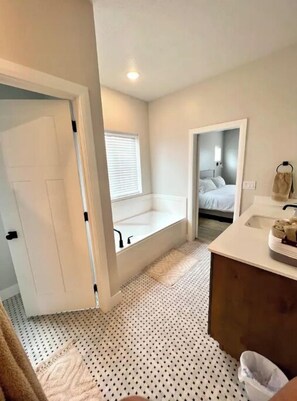 4 bedrooms, desk, iron/ironing board, travel cot