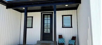 Full pickleball court, kings beds, HUGE clean home
