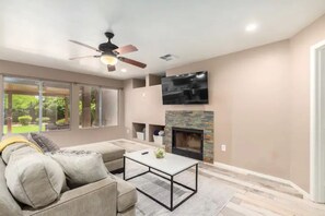 Living area - Spacious 3 Bed/3 Bath 2500sqft | Newly Remodeled (Phoenix)