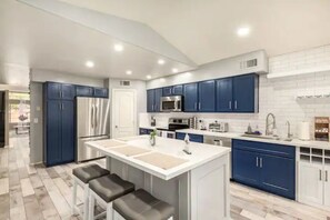 Private kitchen - Spacious 3 Bed/3 Bath 2500sqft | Newly Remodeled (Phoenix)