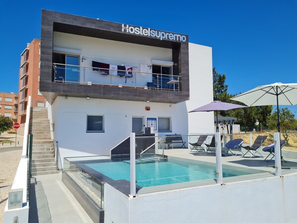 A two-story building with a sign reading "Hostelsupremo". - Hostel Supremo (Silves)