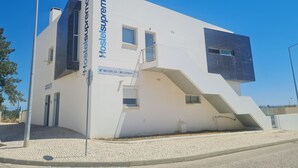 Un bâtiment moderne avec une enseigne indiquant « Hostels Supremo » et un espace d’accueil.