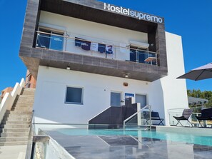 A two-story building with a sign reading "Hostel Supremo". - Hostel Supremo (Silves)