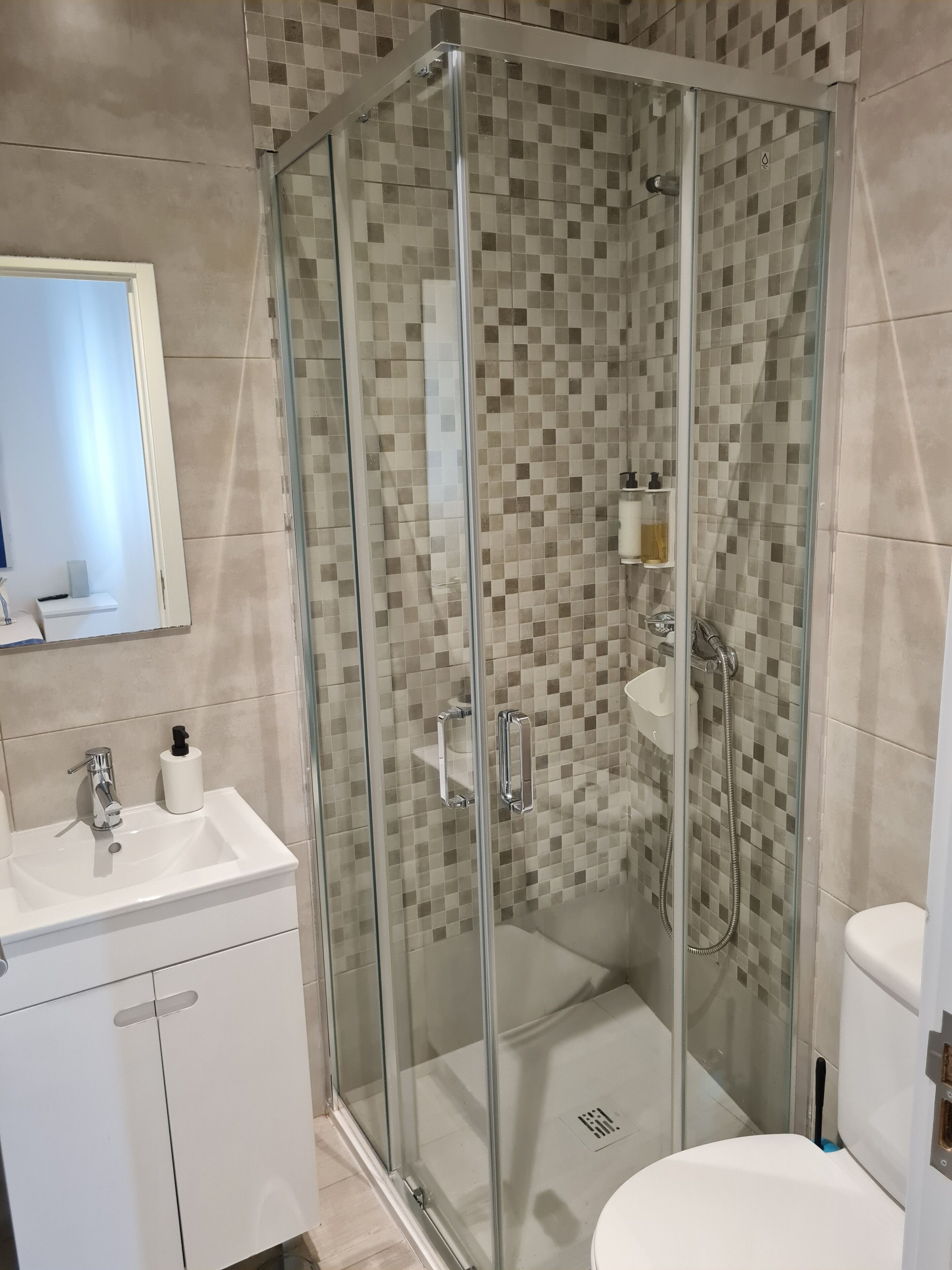 Basic Double Room | Bathroom