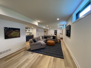 Smart-TV, Kamin, Bücher, Stereoanlage