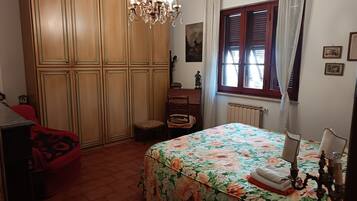 2 camere, una scrivania, ferro/asse da stiro, Wi-Fi gratuito