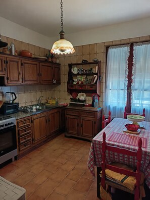 Frigorifero, forno, piano cottura, pentole/stoviglie/utensili