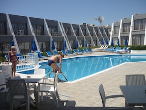 Piscina stagionale all'aperto, ombrelloni da piscina, lettini