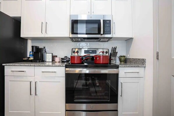 Oven, stovetop, dishwasher, cookware/dishes/utensils