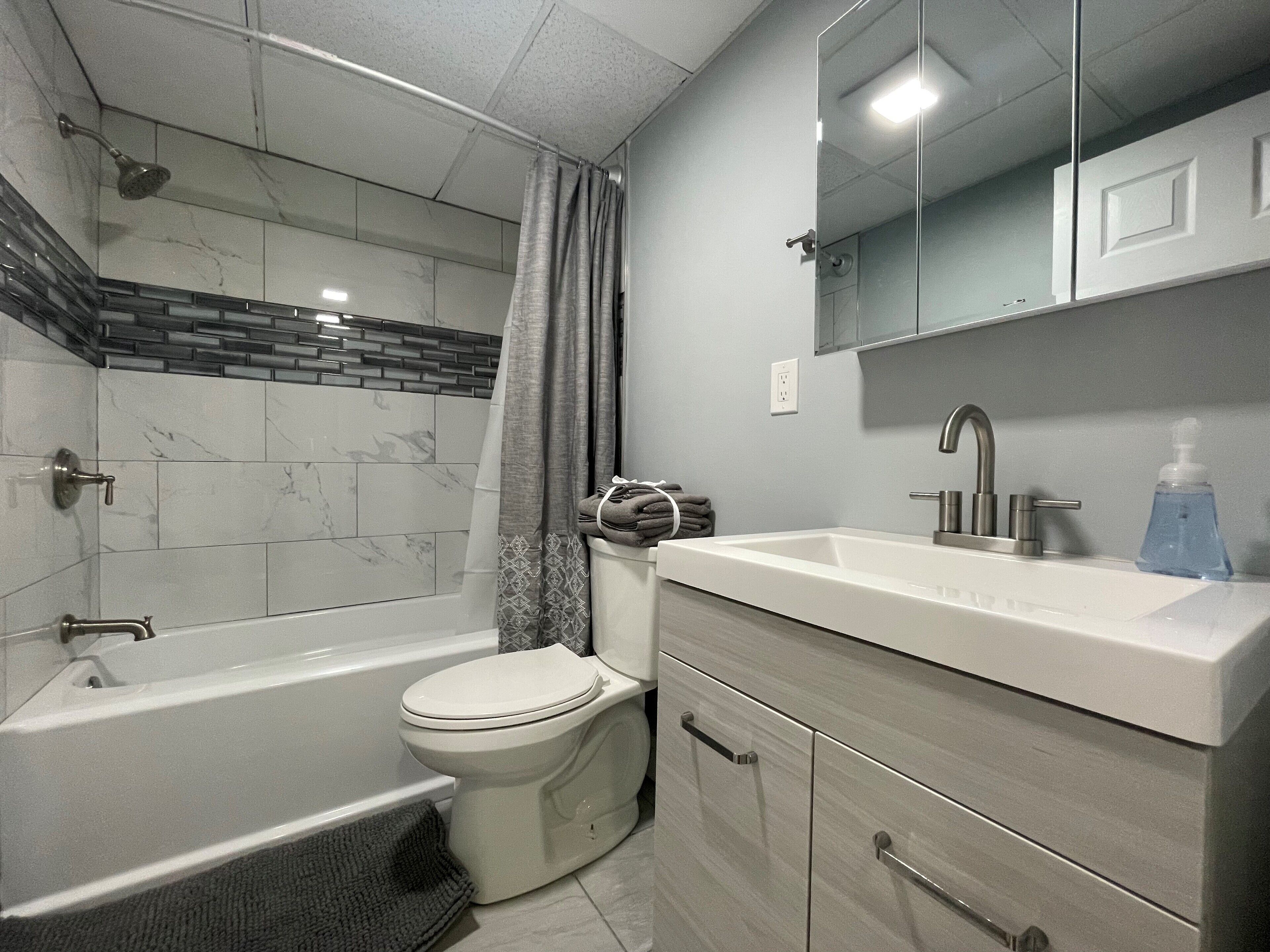 Combined shower/tub, towels, toilet paper