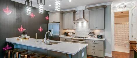 Een koelkast, een microgolfoven, een oven, een kookplaat