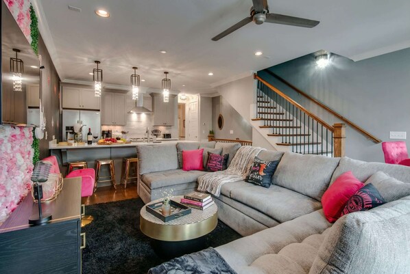 Fernseher, Stereoanlage, Arbeitsbereiche